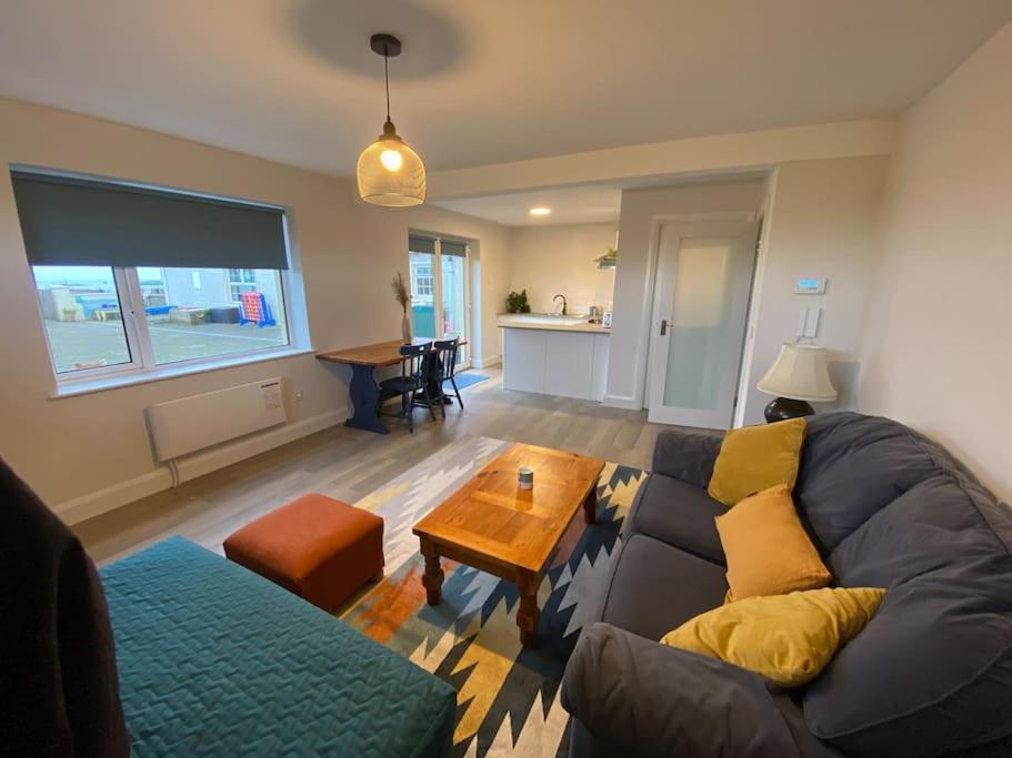 Relaxing Seaside In Garryvoe . Apartment